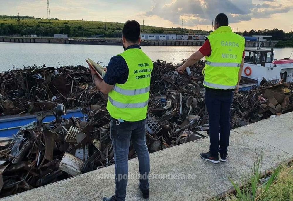 FOTO VIDEO Șlepuri cu peste 1.000 tone de deșeuri, descoperite în Portul Murfatlar.