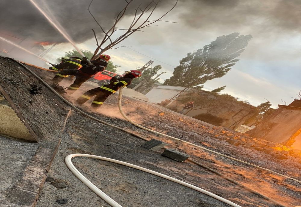 VIDEO Prefectul Constanţei, despre incendiul de la fabrica de BCA: “Pasta de aluminiu a explodat, flăcările au ajuns la cartonul bituminat” 