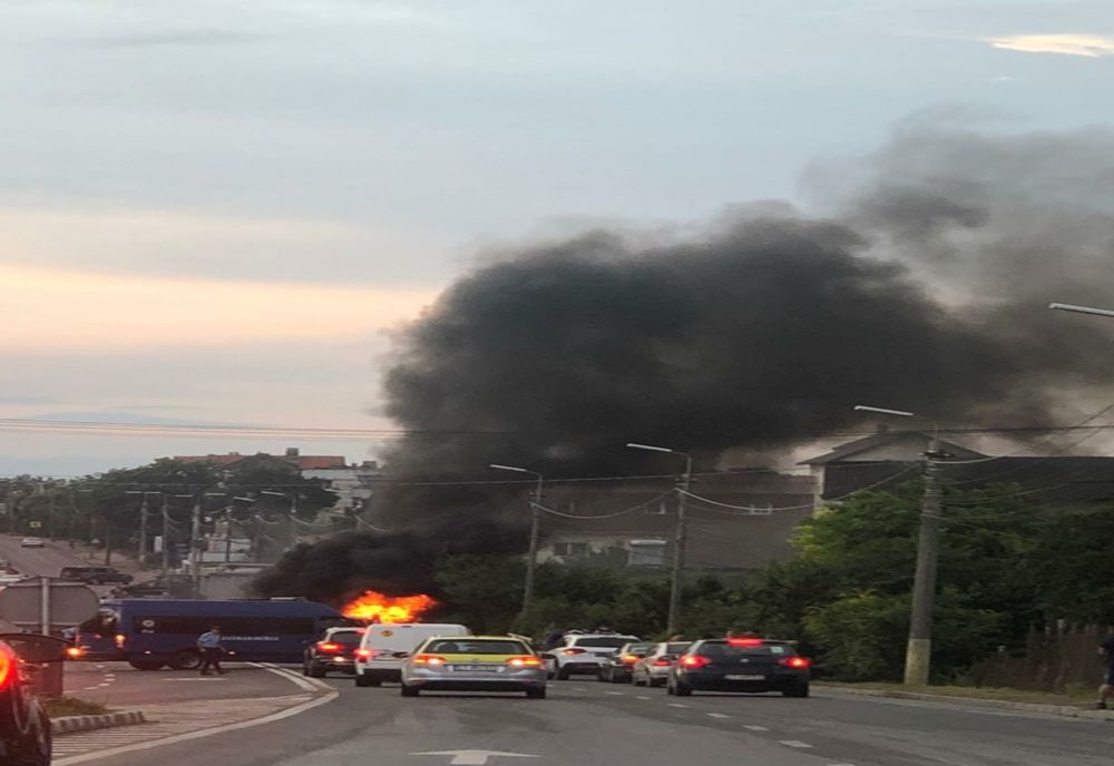 VIDEO Mașină cuprinsă de flăcări, panică pe șosea