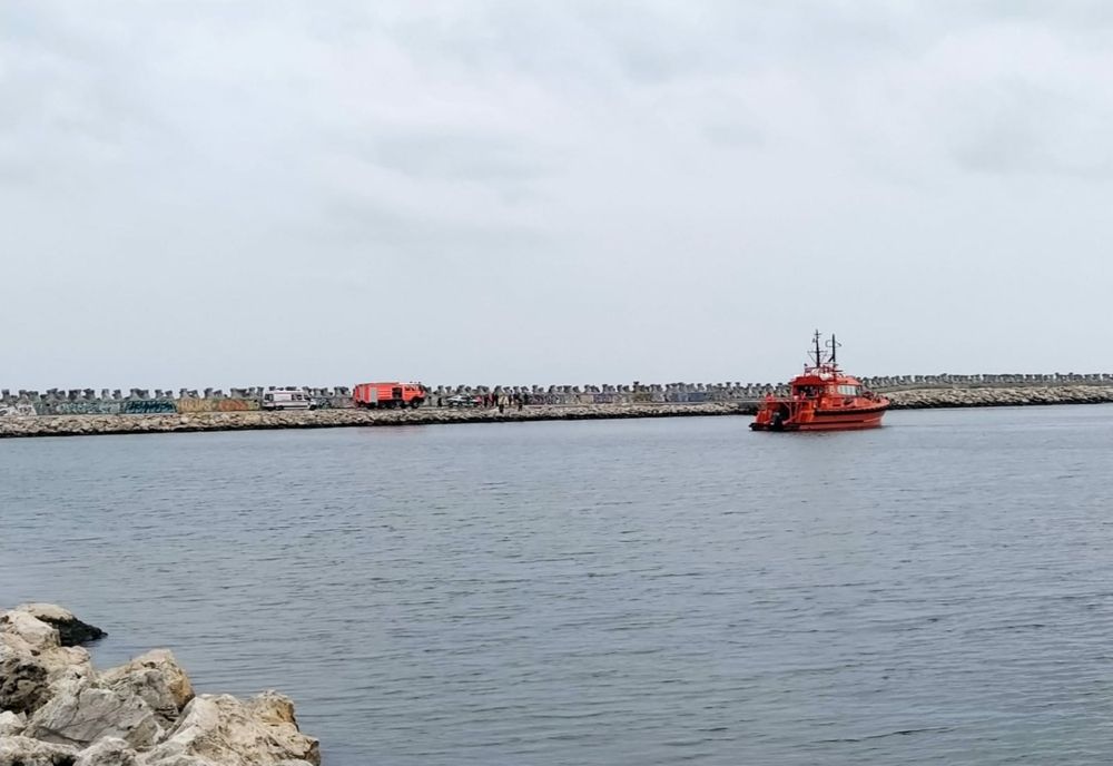 Trei pescari s-au răsturnat cu barca în mare