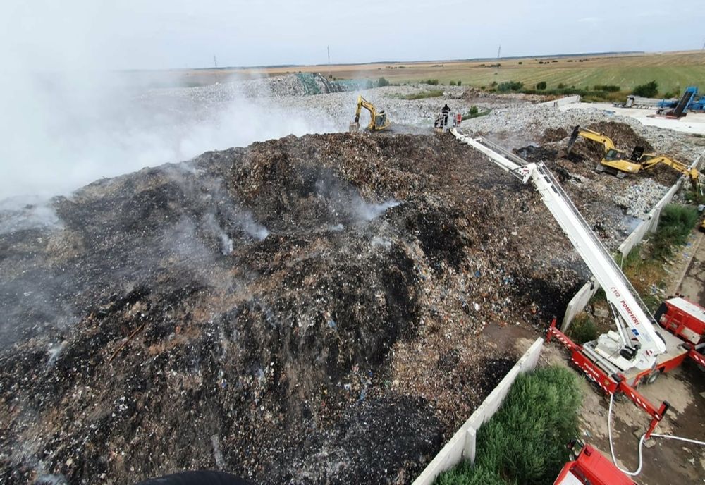 FOTO Incendiu violent în județul Călărași. Pompierii acționează cu 11 autospeciale de stingere