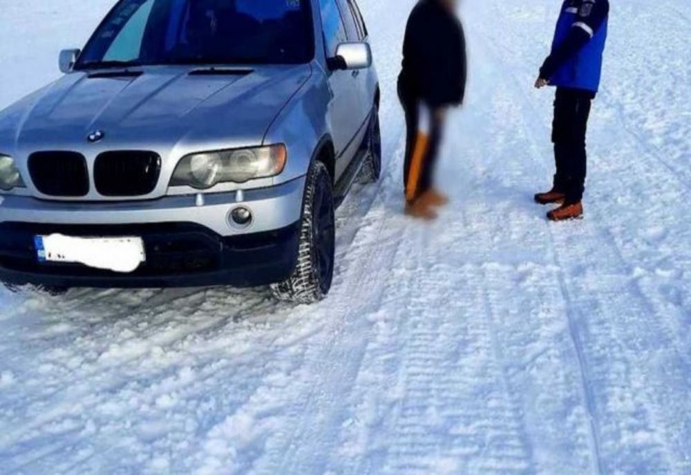 Doi bărbaţi, tată şi fiu, prinși cu SUV-urile pe pârtia de schi