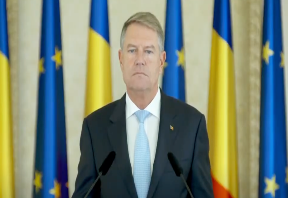 VIDEO Protest inedit la Vaslui, pe un drum plin de gropi: Un localnic joacă golf, la recomandarea lui Klaus Iohannis