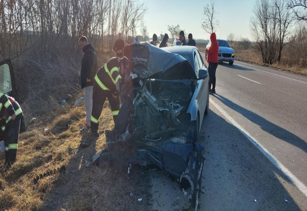 FOTO Două mașini s-au făcut praf după ce s-au ciocnit pe DN2
