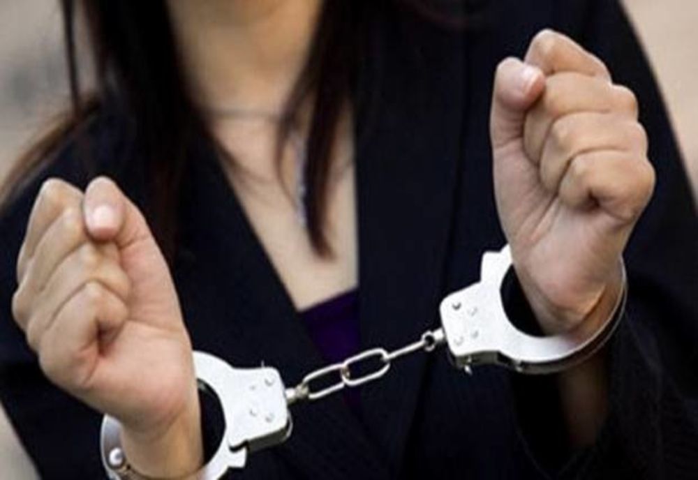 A furat un telefon și s-a ales cu o „brățară” de la polițiști