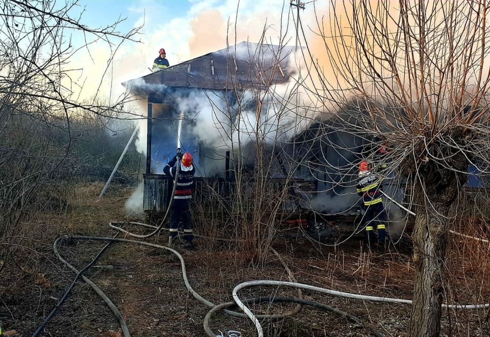 Un bărbat şi-a înjunghiat soţia şi apoi a incendiat casa în care locuiau