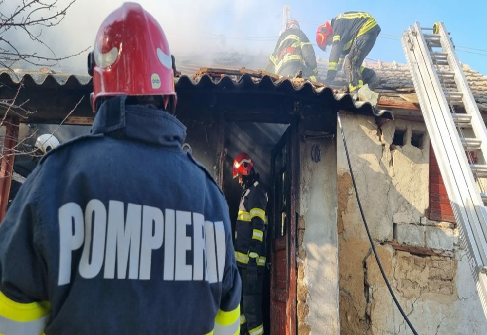 FOTO VIDEO Casă cuprinsă de flăcări în Grădina