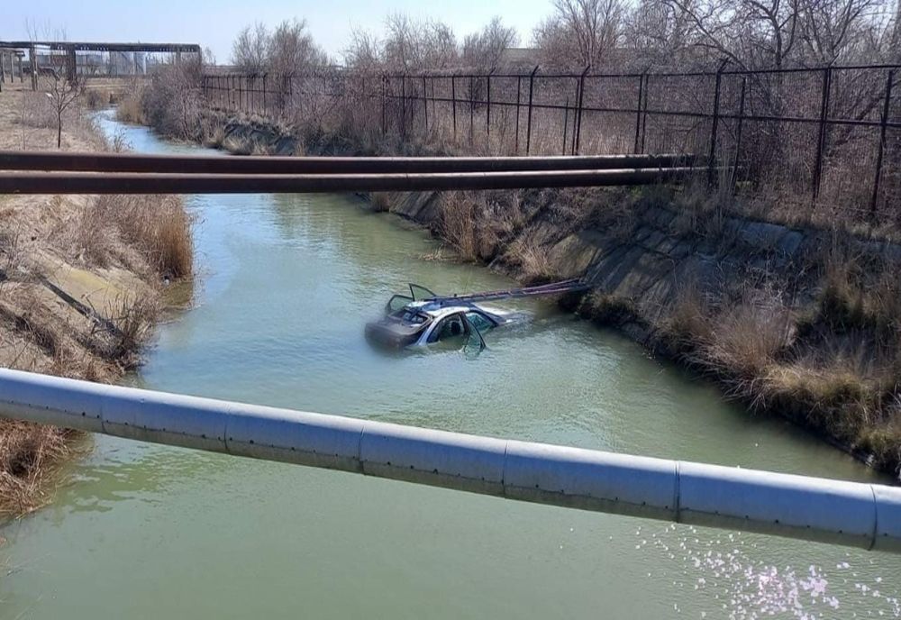 Băut la volan a plonjat cu mașina într-un canal