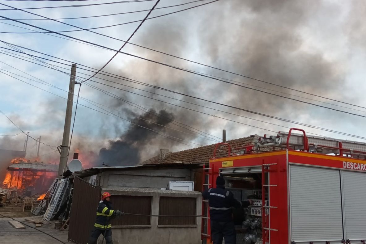 FOTO  Incendiu violent la un depozit de mobilă