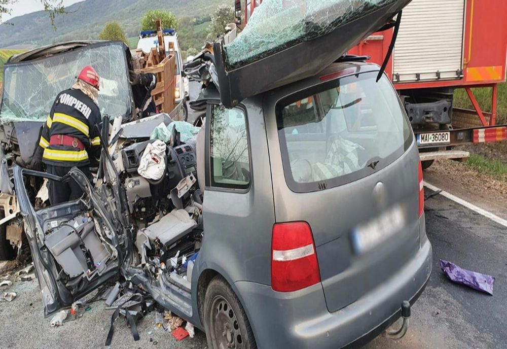 FOTO Accident cu victime încarcerate. Mașini făcute praf după ce s-au ciocnit pe DN22A