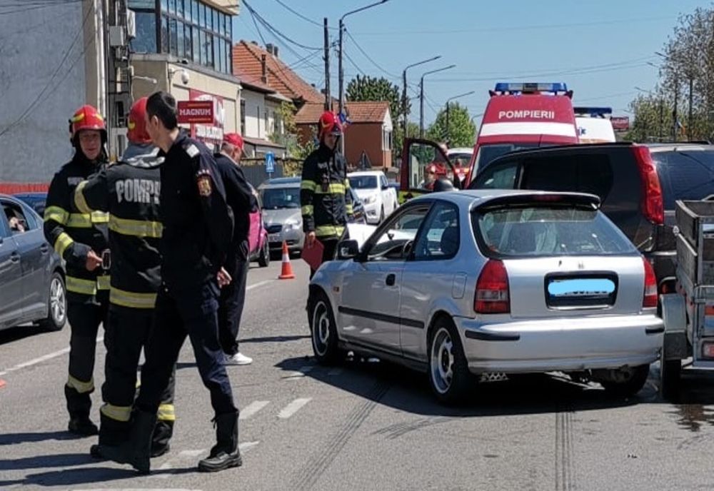 FOTO Accident la intrare în Valu lui Traian. Două persoane rănite