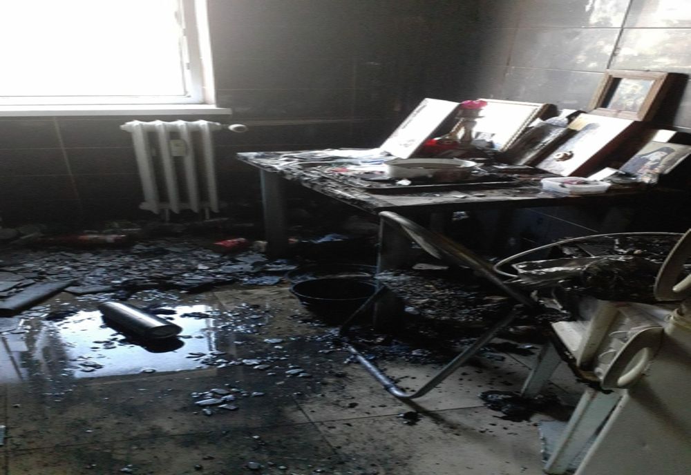 FOTO Incendiu provocat de o candelă lăsată nesupravegheată