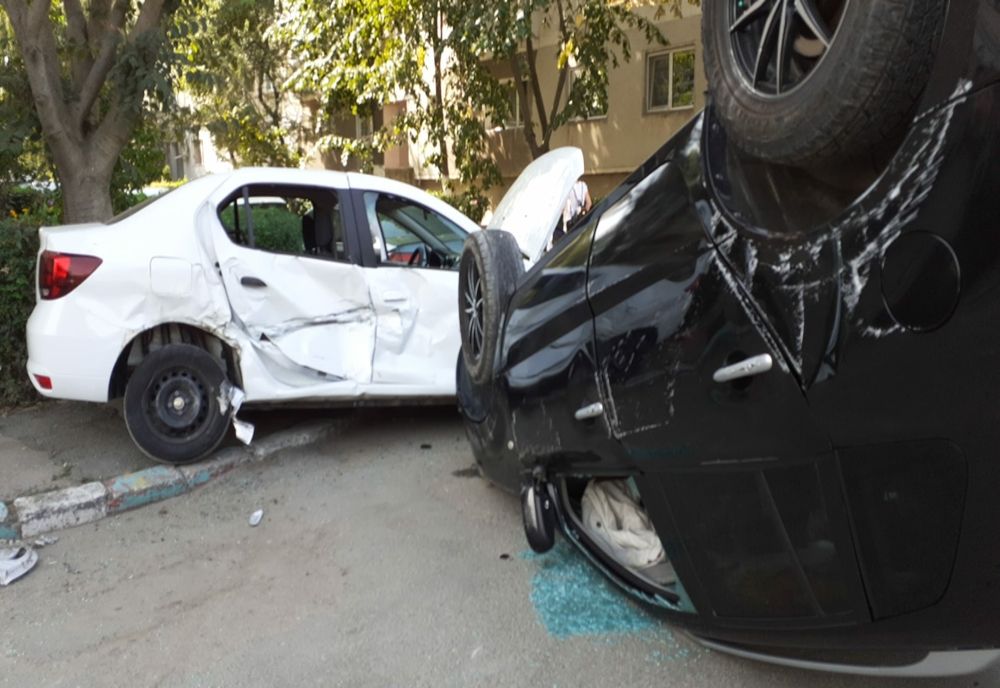 FOTO Accident la Năvodari. Mașină răsturnată