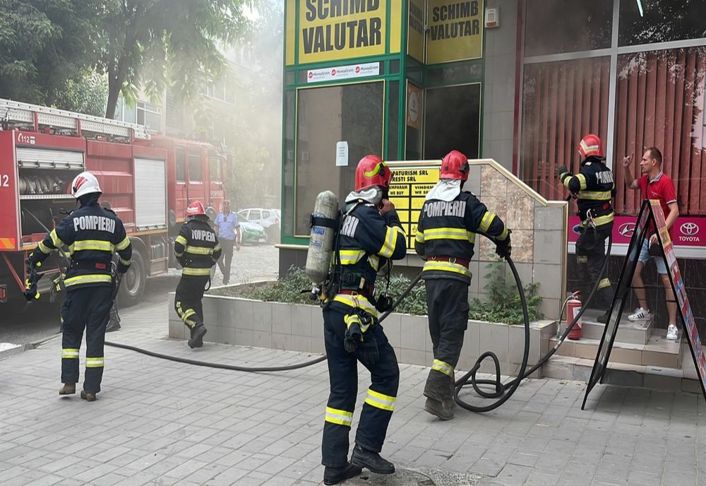 VIDEO Incendiu violent la o casă de schimb valutar. Degajări mari de fum