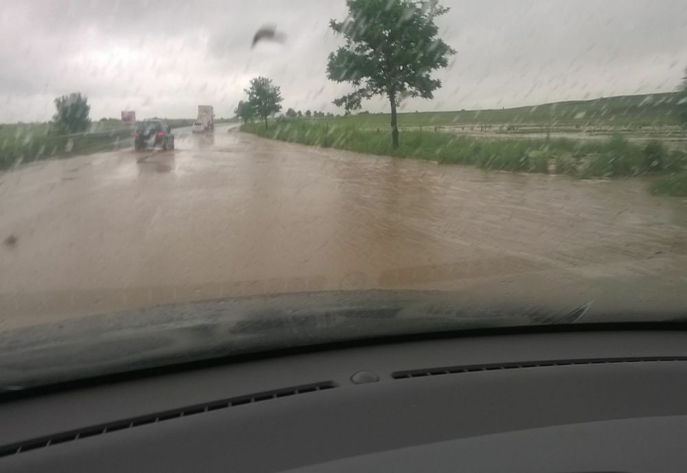 Circulație blocată pe DN22A din cauza apei adunate pe șosea