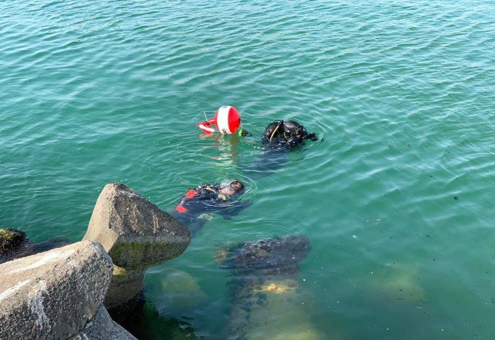 Tânărul dispărut în mare la Costinești căutat cu scafandri