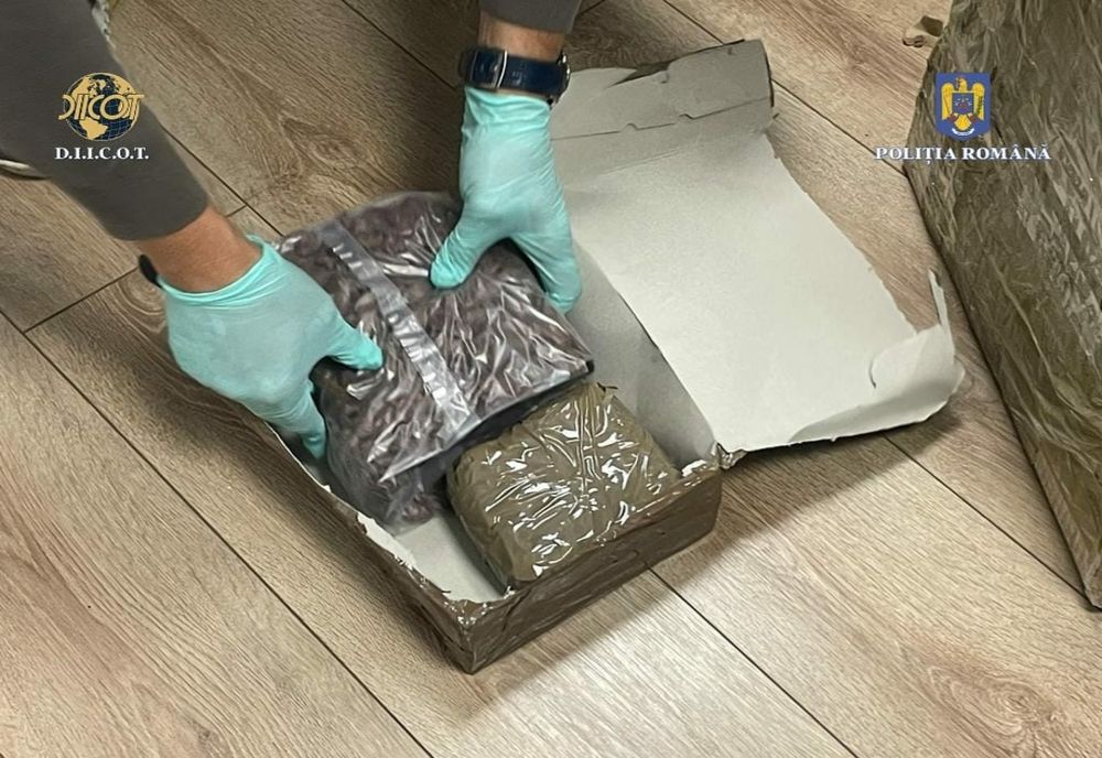 VIDEO Au fost la poștă să ridice un colet cu droguri. Doi tineri prinși în flagrant de polițiști