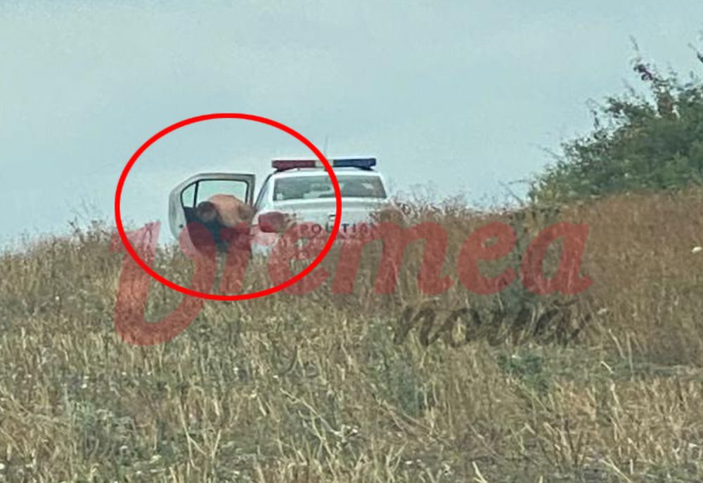 Polițist pensionat ca să nu fie dat afară după ce a fost surprins făcând sex în mașina de serviciu