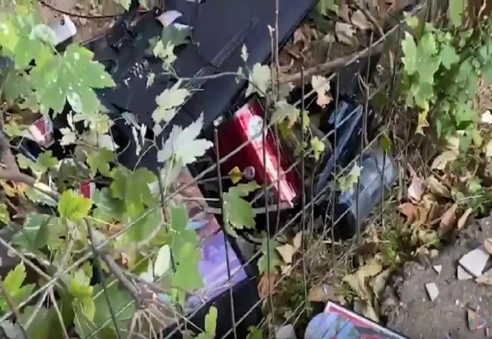 Un pensionar disperat și-a aruncat toate lucrurile pe geam!