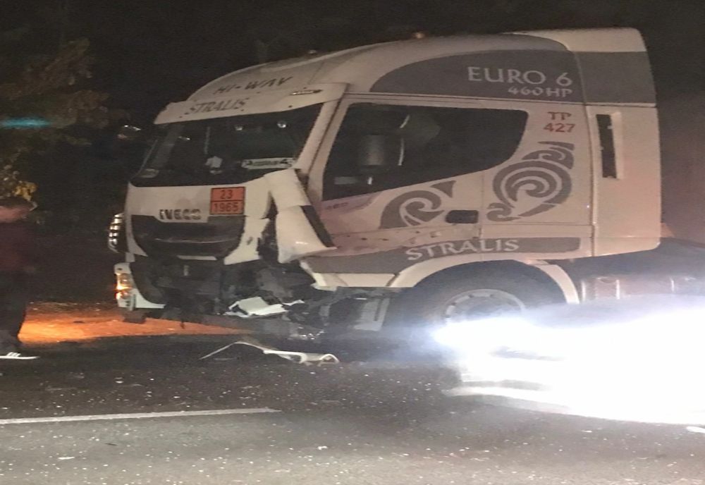 FOTO Accident violent după ce un TIR și un autoturism s-au ciocnit
