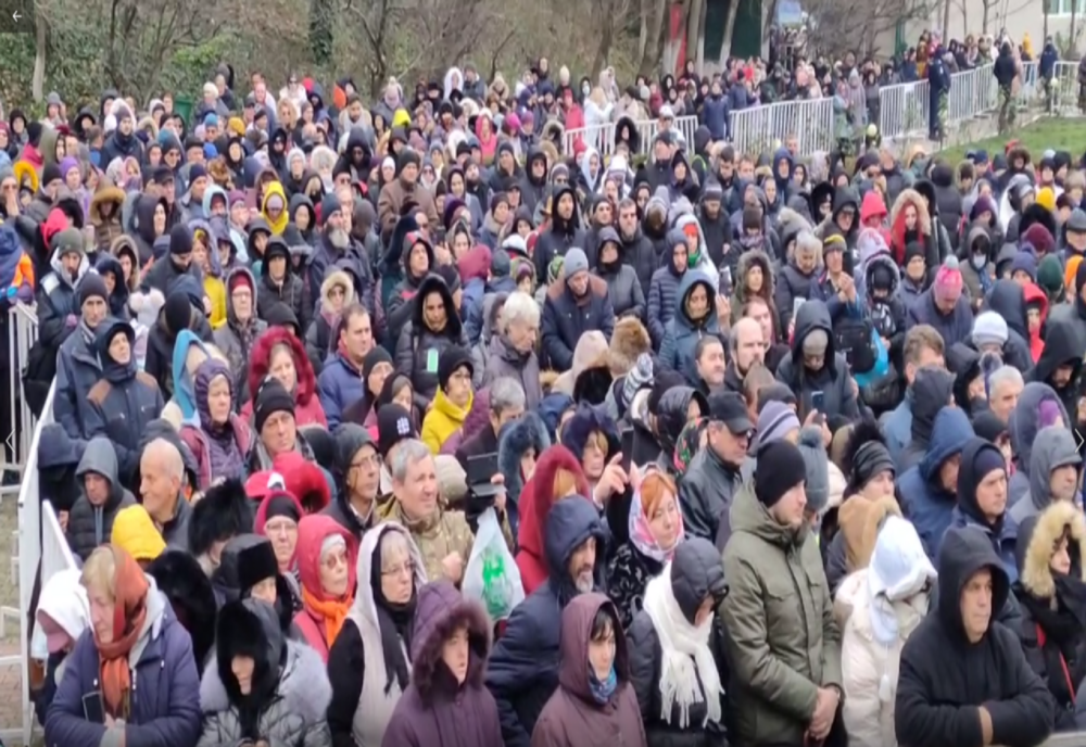 VIDEO Pelerinaj cu mii de oameni la Peștera Sfântul Andrei