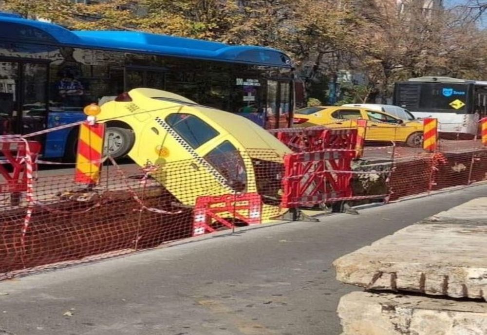 VIDEO Curat ghinion. Taximetrist neatent, mașină căzută în șanț