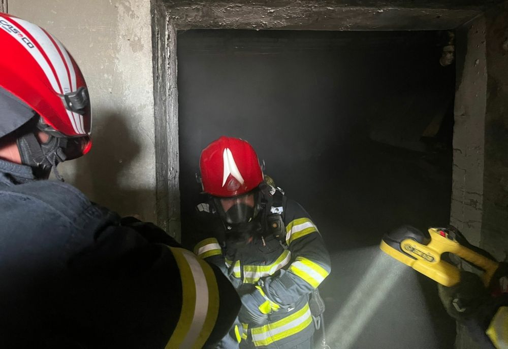 VIDEO Incendiu la o fostă fabrică de mezeluri din Tulcea. Autoritățile în alertă