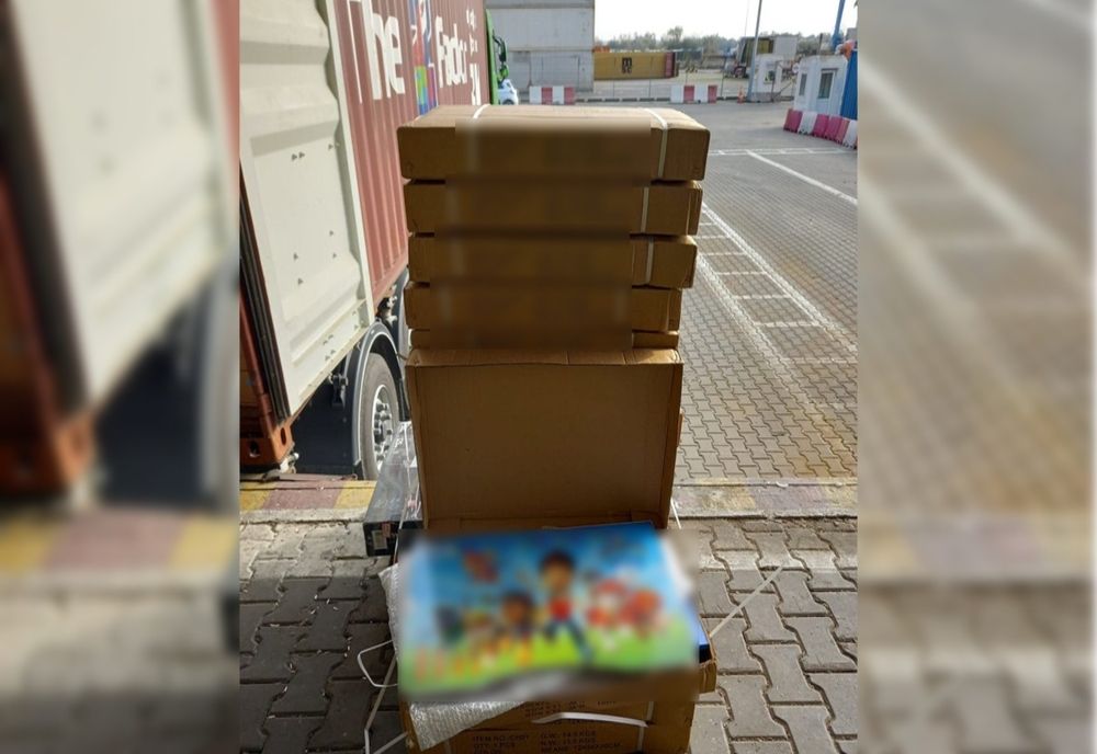 FOTO Fake-uri aduse din China, în valoare de 4.000.000 lei, confiscate în portul Constanta