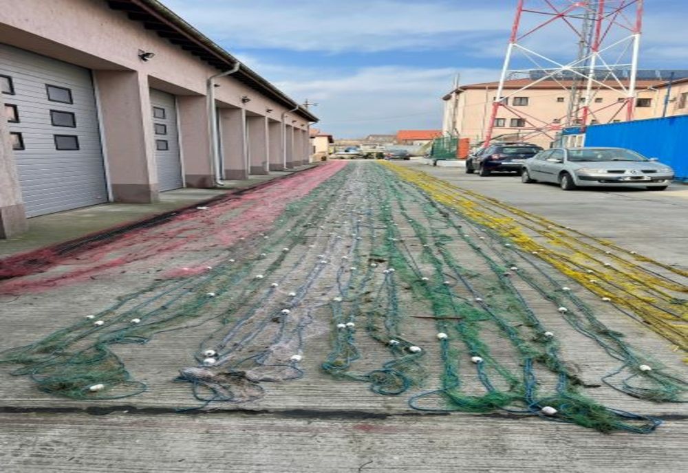 FOTO Braconaj în Delta Dunării. 1,5 km de plase și zeci de kilograme de pește scoase din apă