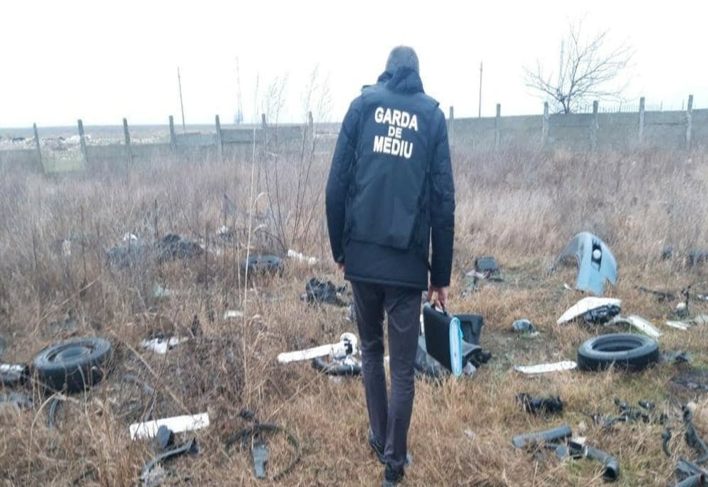 FOTO Societate de  dezmembrari auto amendată cu 20000 lei de Garda de Mediu