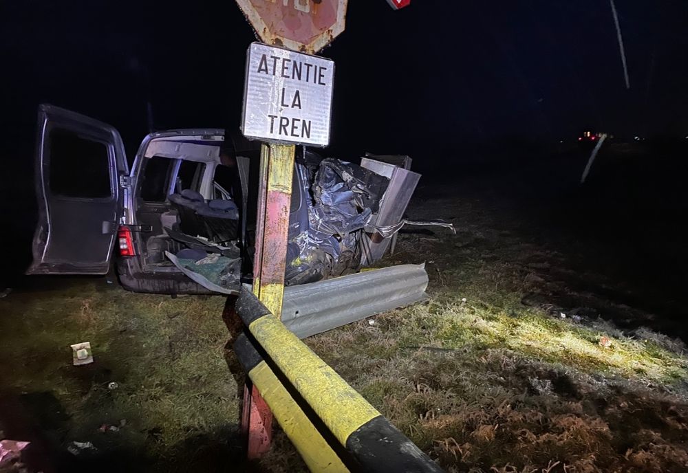 FOTO Accident feroviar, mașină spulberată de tren