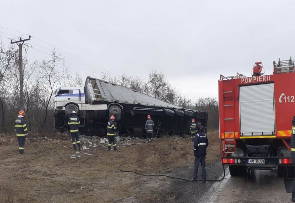 FOTO Scurgeri de combustibil după ce un TIR s-a răsturnat pe DN2A