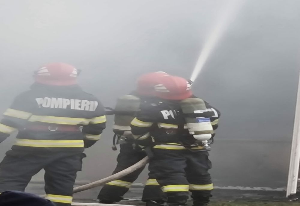 Incendiu la o casă din Constanța. Podul, cuprins de flăcări