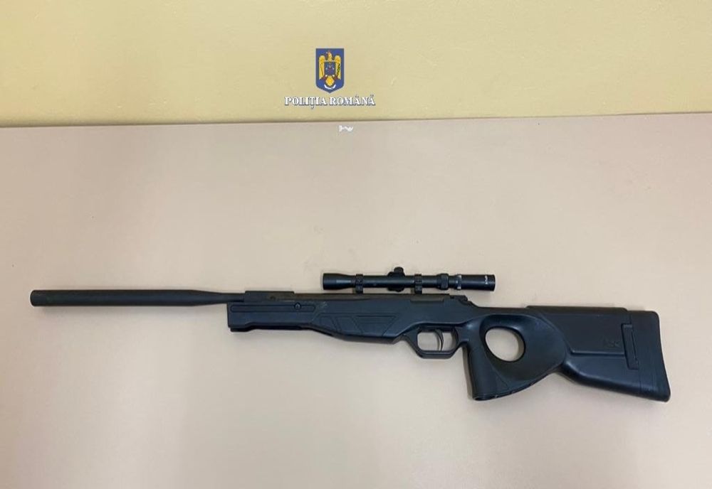 Adolescent prins când încerca să vândă o armă deținută ilegal