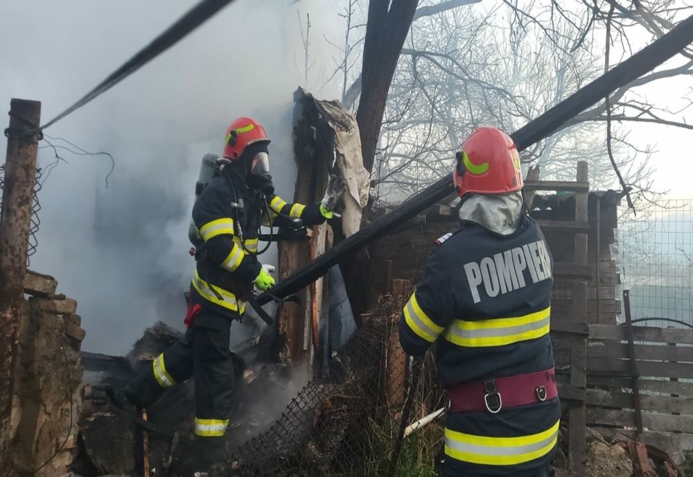 FOTO VIDEO Un bărbat a ars de viu în propria casă, după un incendiu extrem de violent