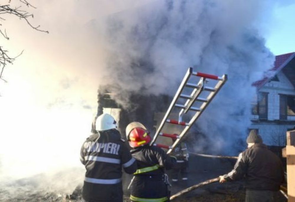 Incendiu violent în Almalău. O persoană transportată la spital cu arsuri