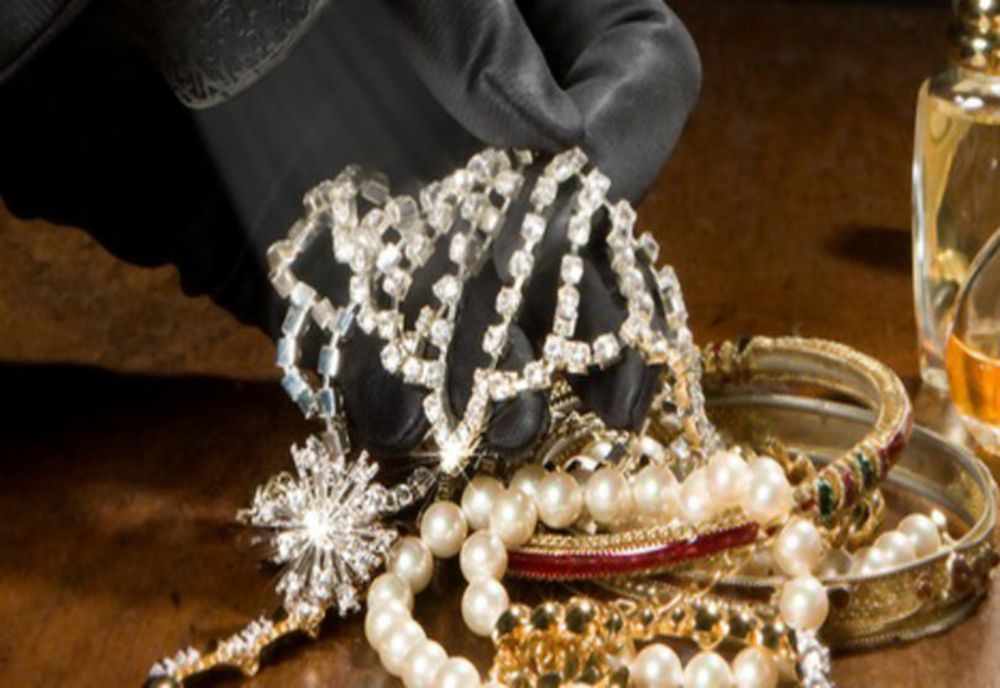 CEASURI RARE, BIJUTERII ȘI ACCESORII DE LUX, SCOASE LA LICITAȚIE