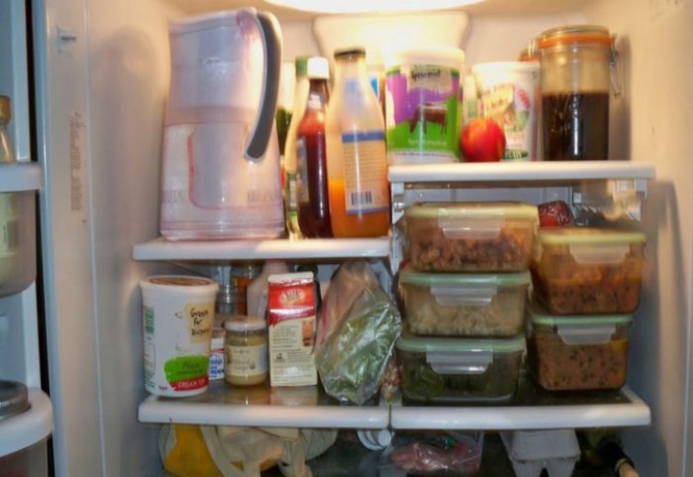 Ingredientele secrete care te scapă de MIROSUL URÂT din frigider! TRUCUL știut doar de gospodinele desăvârșite