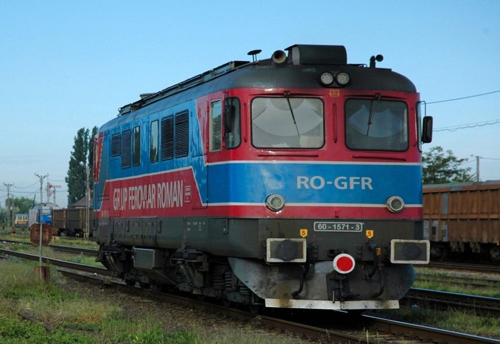Incendiu la locomotiva unui tren cu 39 de vagoane încărcate cu sulf - Pericol uriaș, pompierii au intervenit de urgență