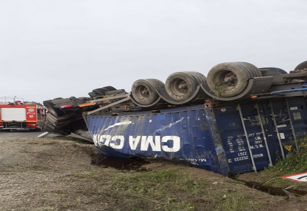 TIR răsturnat pe DN22. Autoritățile în alertă
