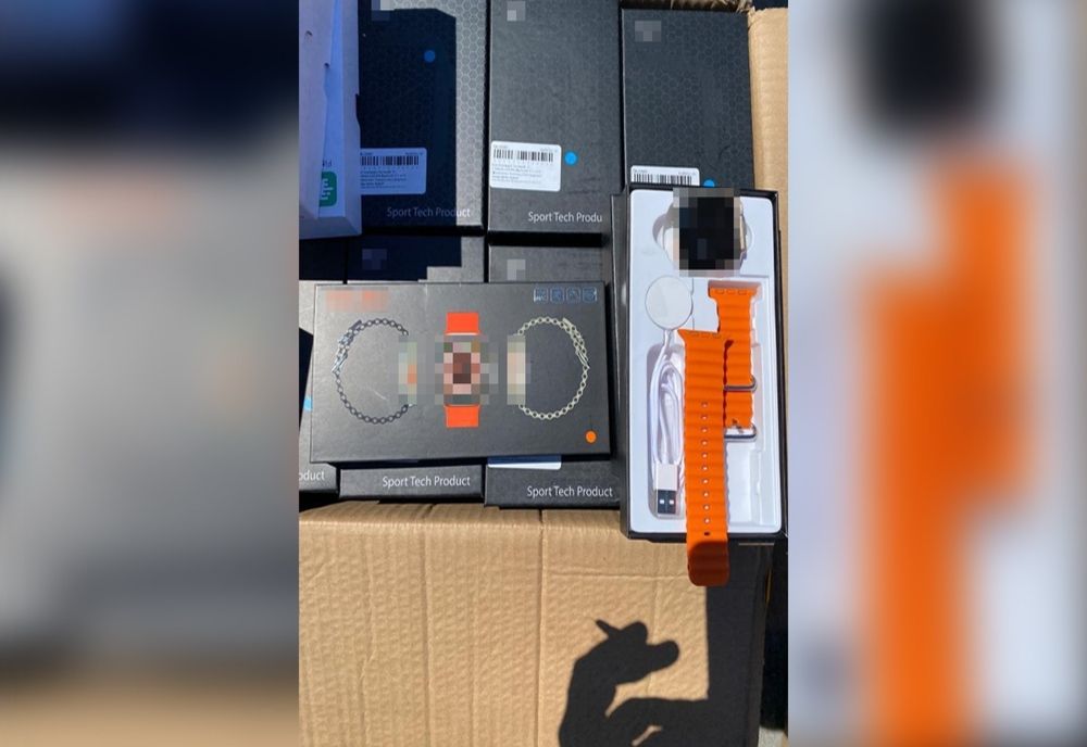Sute de ceasuri inteligente contrafăcute, în valoare de 1.280.000 lei, confiscate  în Portul Constanța 