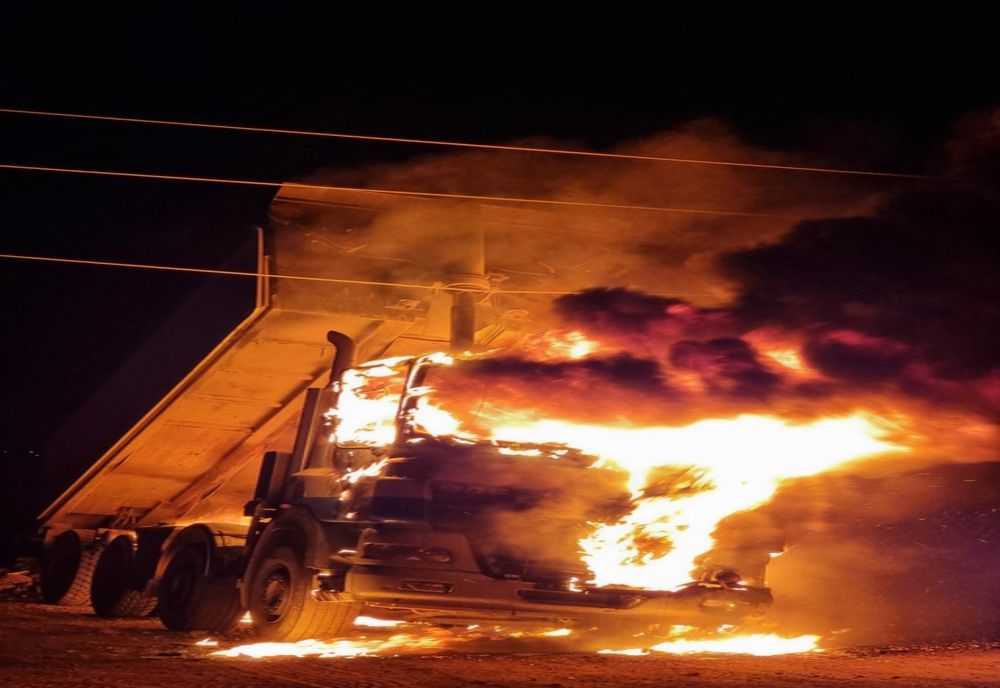 Basculantă în flăcări la Galeșu