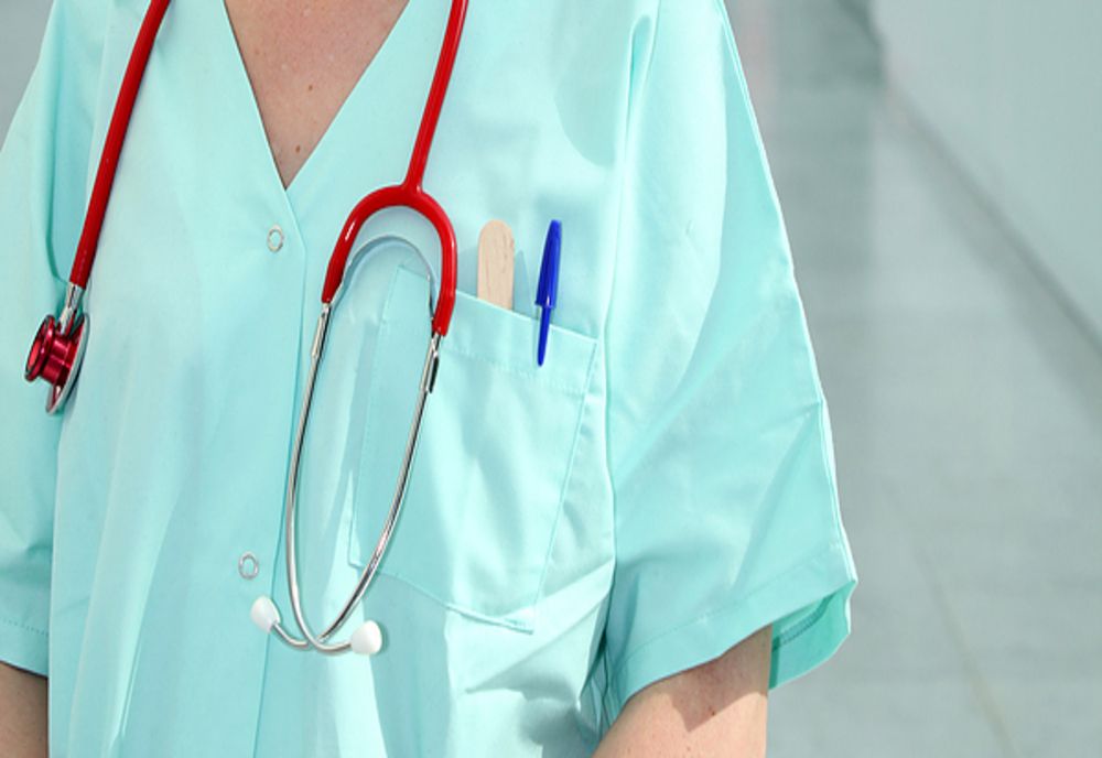 Medic estetician săltat de polițiștii din Constanța. 10 persoane îl acuză că le-a mutilat pe viață