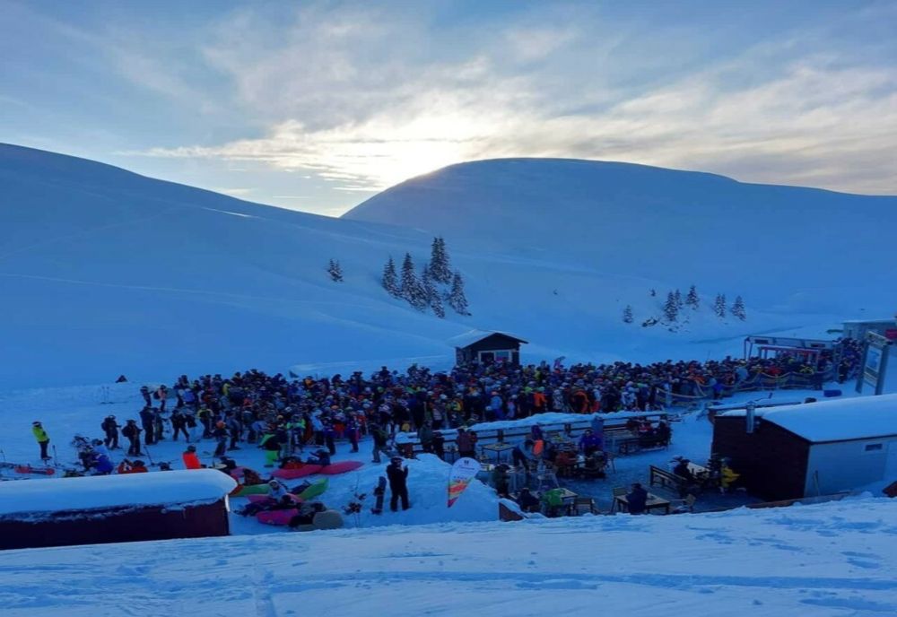 Vacanță de schi cu ghinion: pârtiile de la cota 2000 din Sinaia, închise din cauza vântului puternic