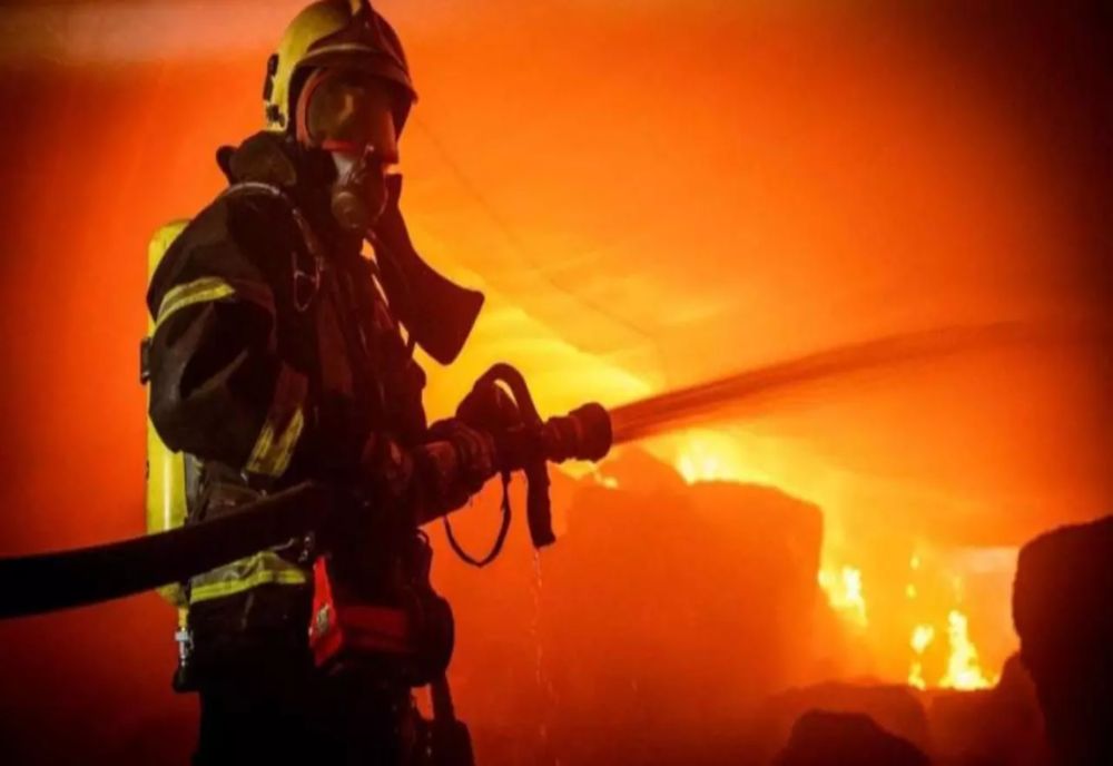 O casă a fost mistuită de flăcări în județul Constanța. Locatarii au reuși să se autoevacueze