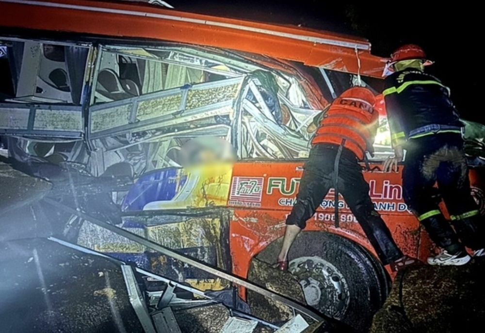 Tragedie provocată de ploi. Un autobuz plin cu oameni a fost strivit de munte. Bilanțul este grav