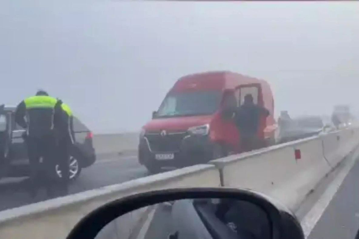 Carambol cu 9 mașini pe DN3, la ieșirea din Constanța. Două persoane au ajuns la spital