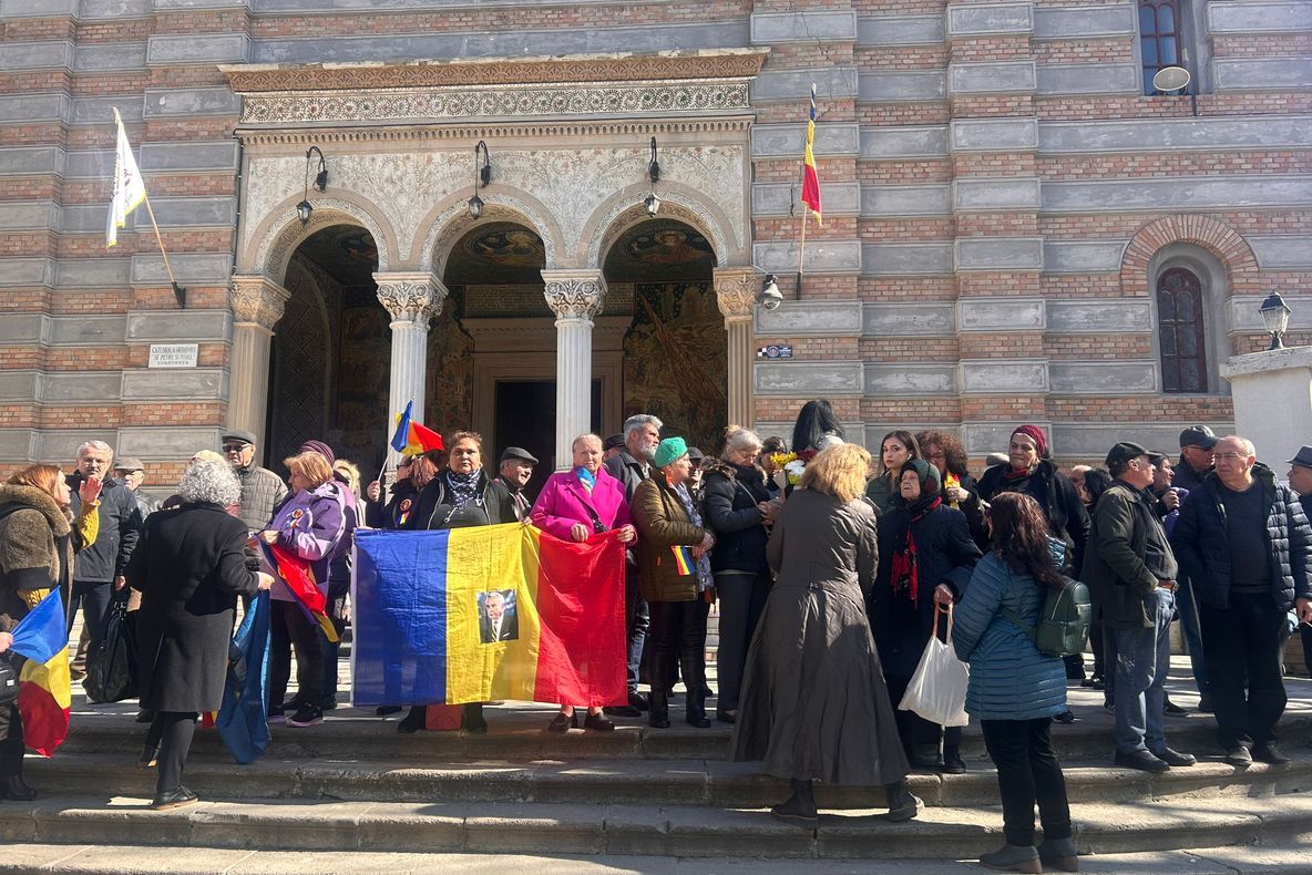 Constanța: Zeci de persoane s-au adunat în fața Catedralei Arhiepiscopale pentru un manifest pașnic pentru democrație și suveranitate