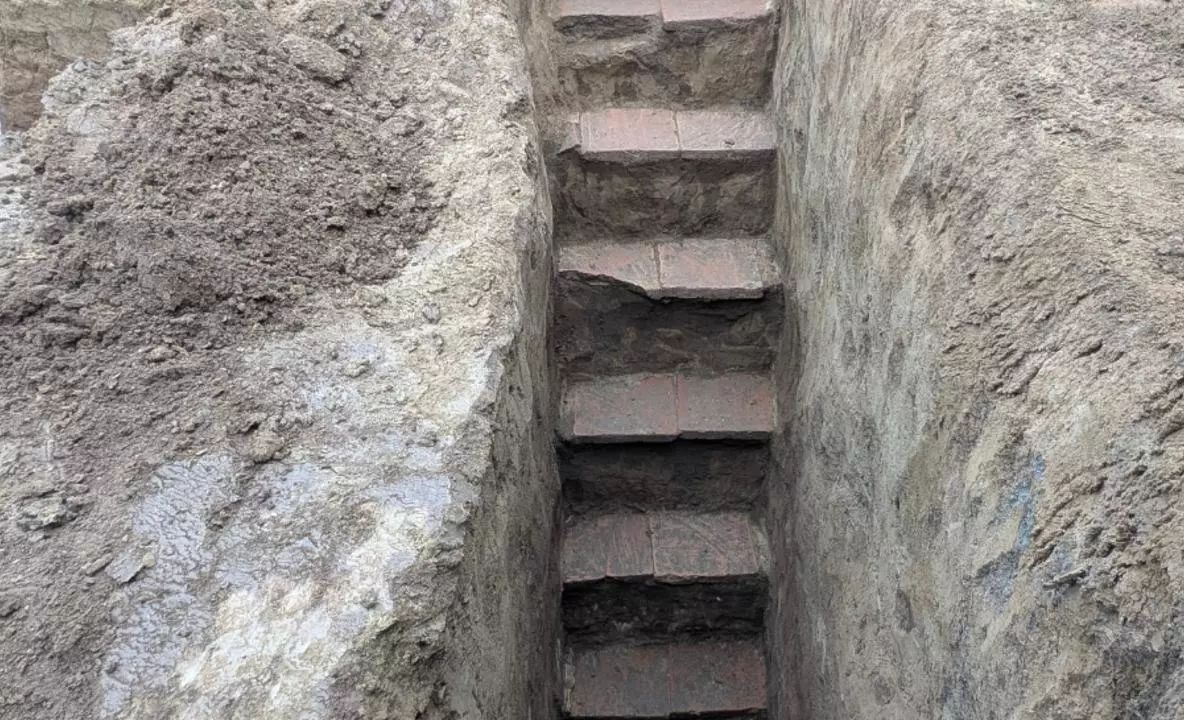 Descoperire arheologică la Constanța. O scară care duce către catacombe romane vechi de 2.000 de ani, dezgropată pe un șantier