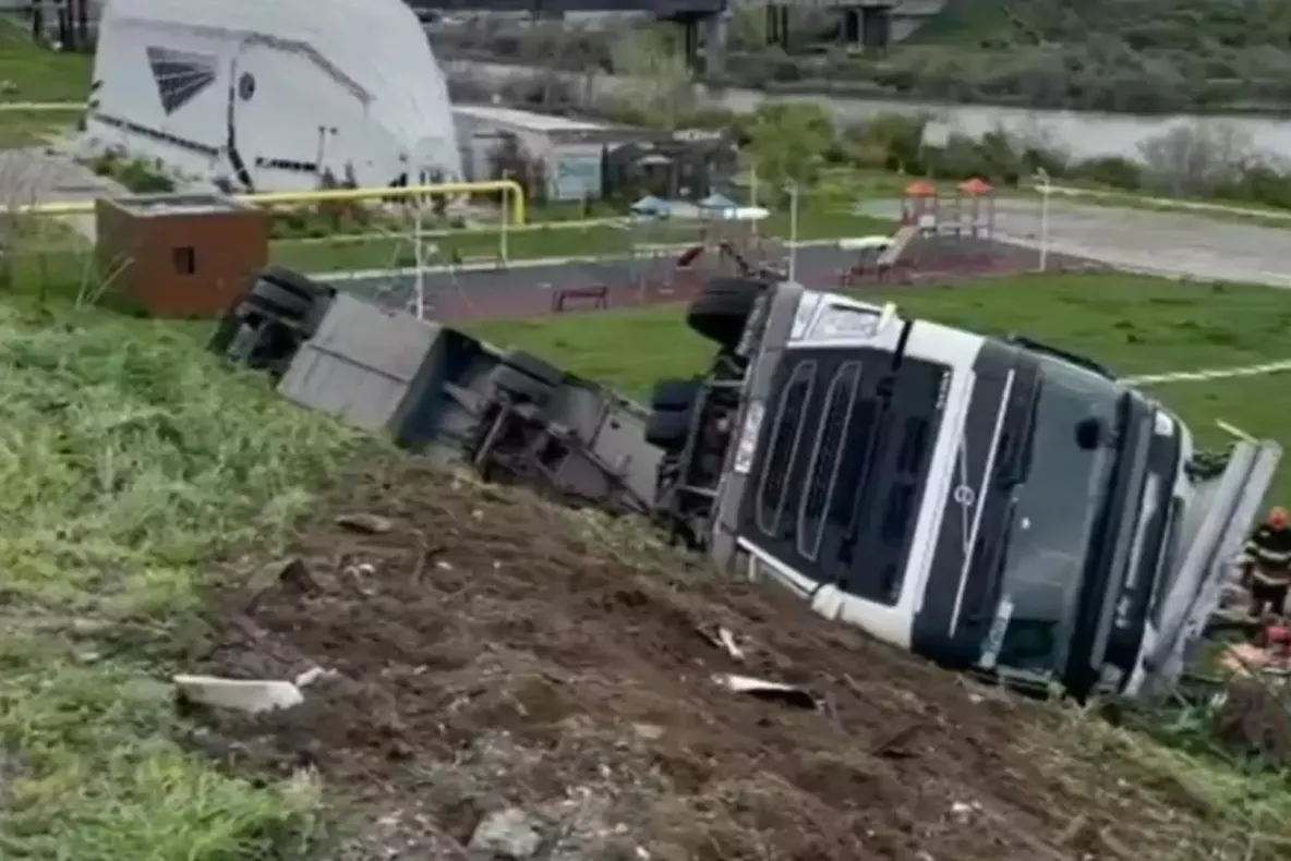 Un camion cu oi s-a răsturnat în Năvodari: peste 160 de animale au murit în urma impactului. Șoferul a scăpat nevătămat